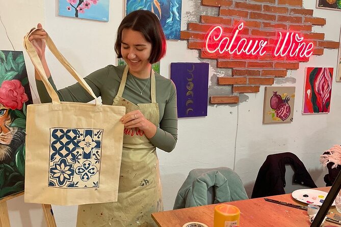 Painting on Tote Bags Workshop with Welcome Drink - How the Two-Hour Workshop Works