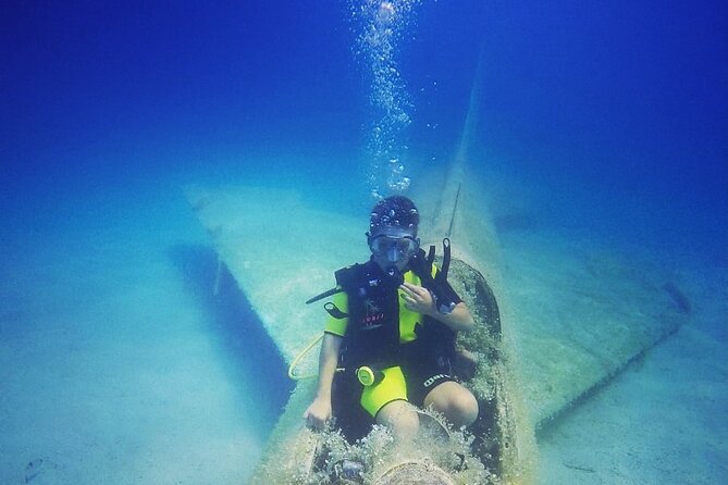 Scuba Diving in MIG-21 wreck - Seeing the Aircraft at Nine Meters